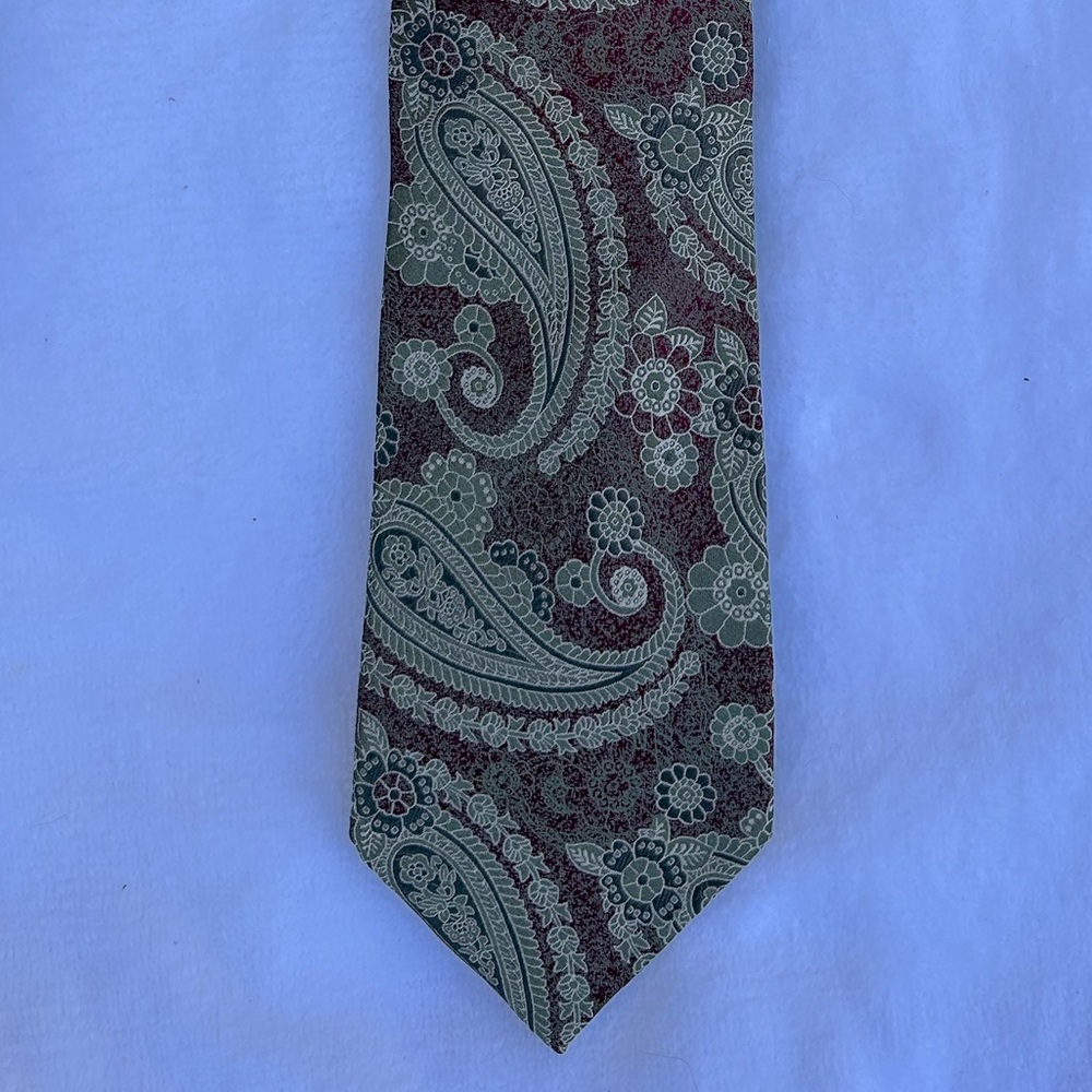 Elegant Paisley Tie in Green and Brown